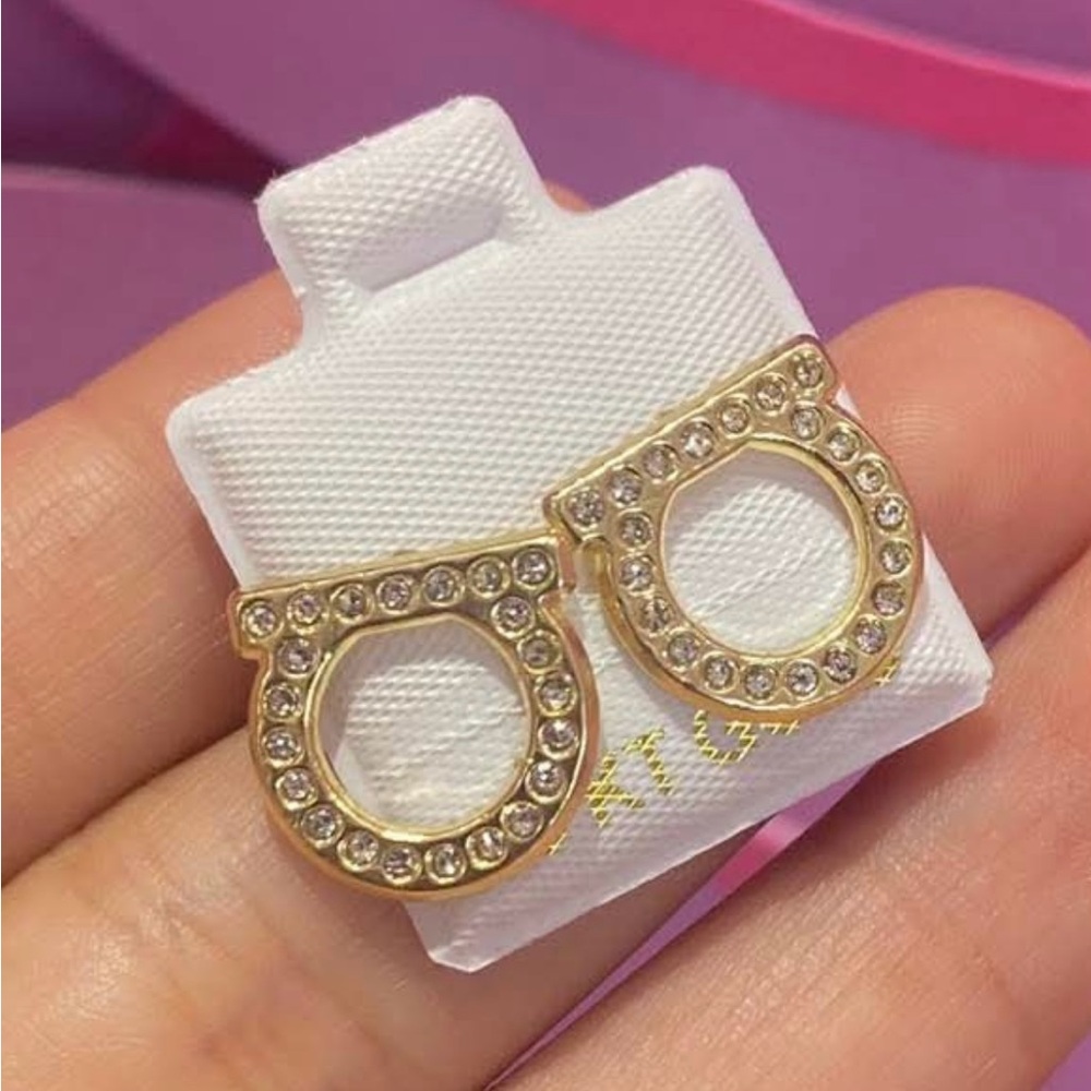 Beautiful Ferragamo earrings with 100% 10-karat gold prongs 🌟😍